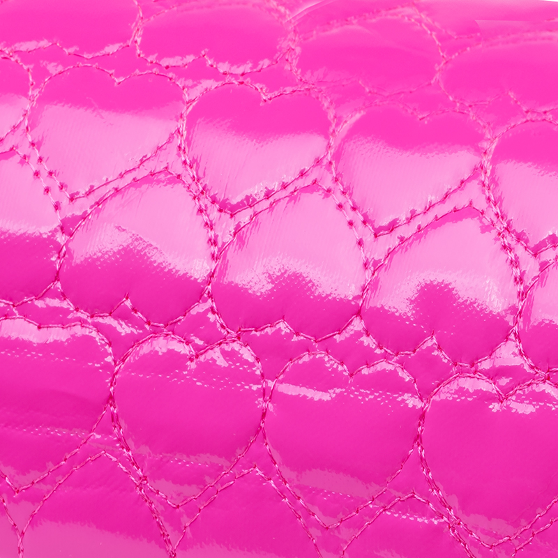 Rosa Maniküre Kissen mit Herzsteppung – Professionel