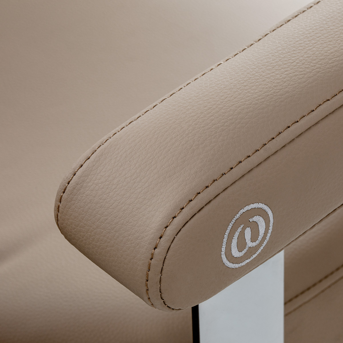 Omega Friseurstuhl Astra beige - hydraulische Höhenverstellung