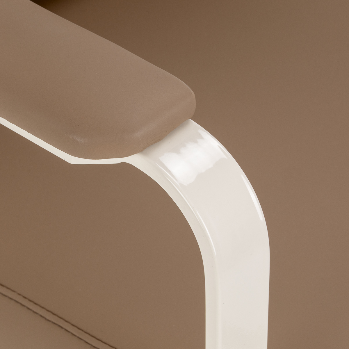 Omega Friseurstuhl Aurora hellbraun – hydraulisch höhenverstellbar