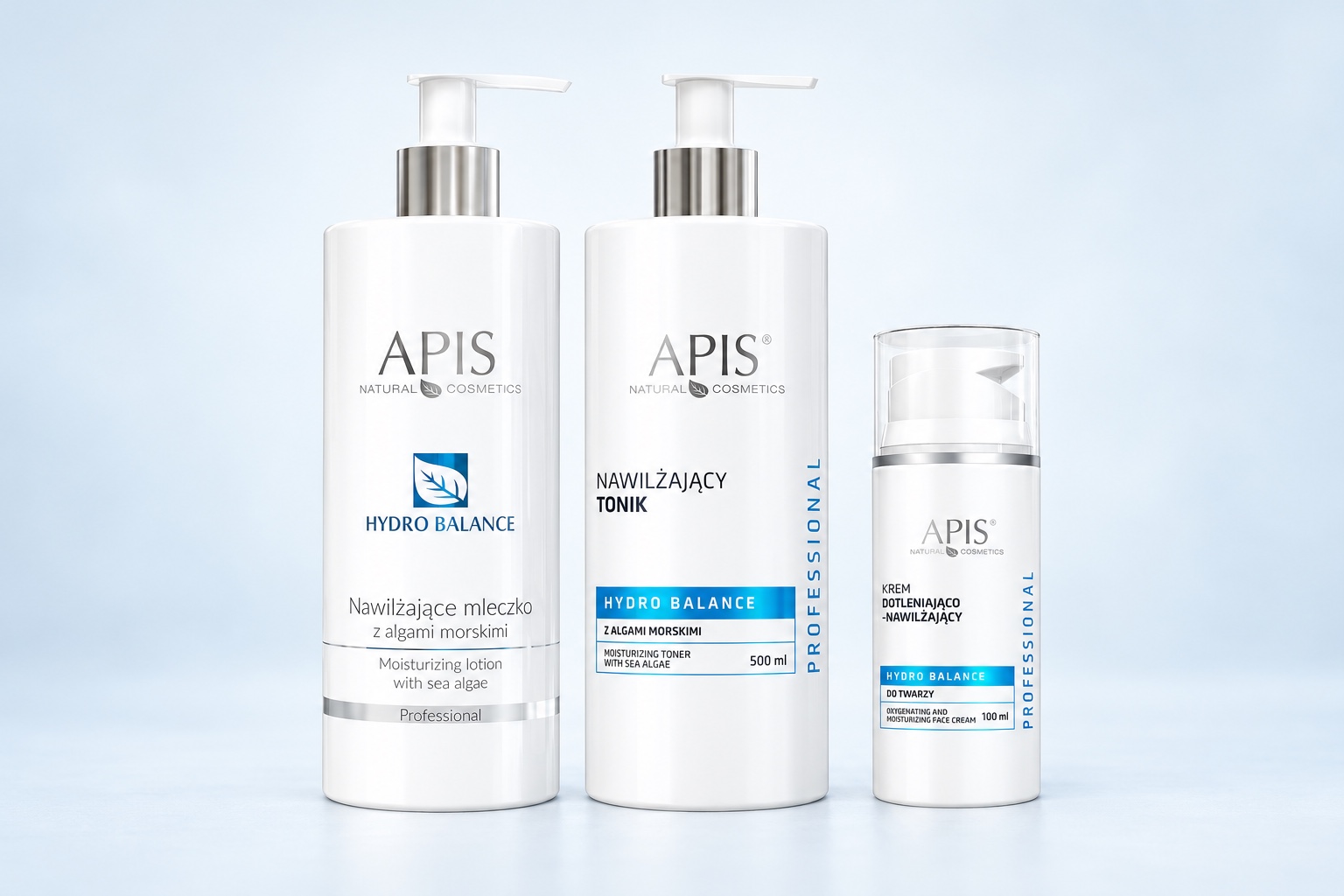 APIS Hydro Balance Gesichtspflege-Set – 3-teilig – Produkte vor dezentem blaugrauem Hintergrund
